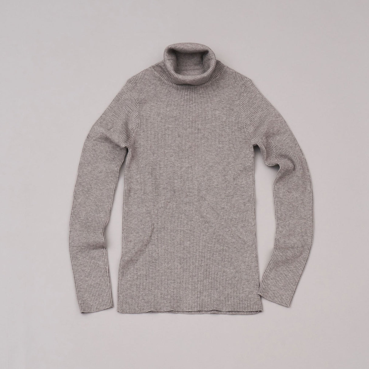 シルキーニットタートルネックセーター