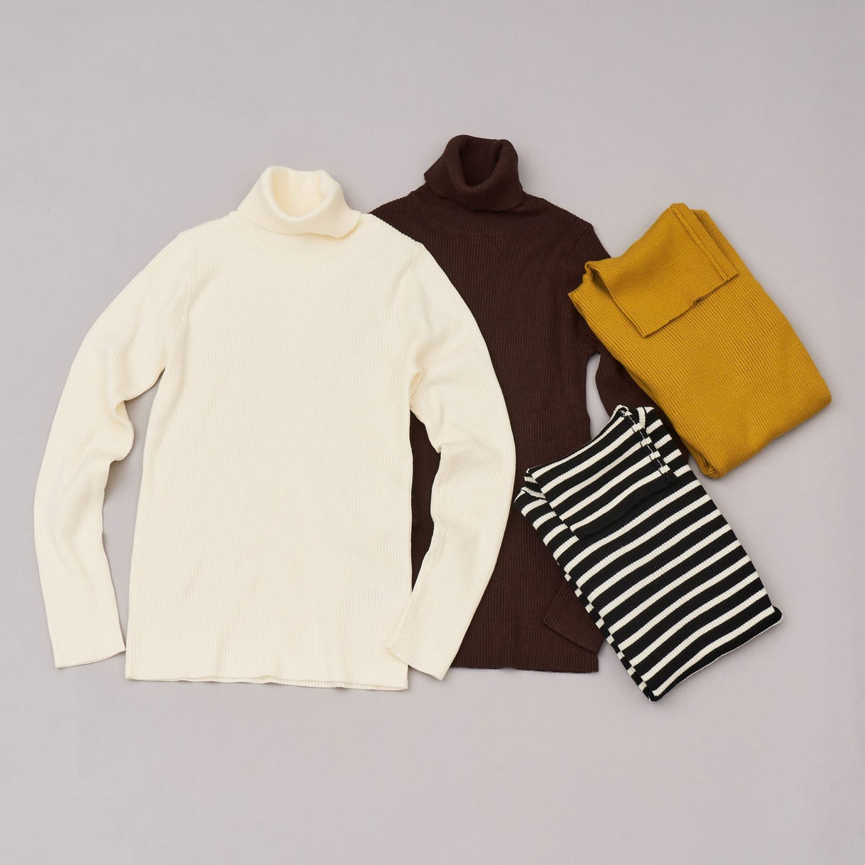 シルキーニットタートルネックセーター