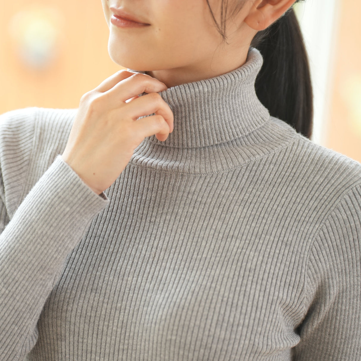 シルキーニットタートルネックセーター