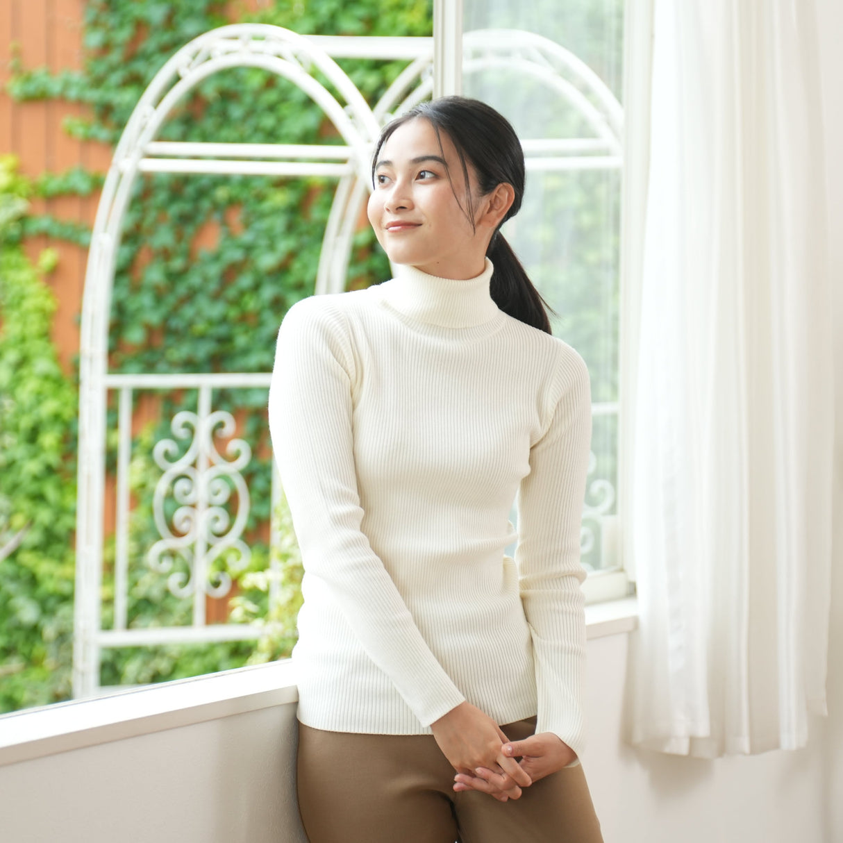 シルキーニットタートルネックセーター