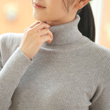 シルキーニットタートルネックセーター